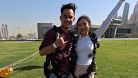 Febby Rastanty mendarat sehabis terjun payung dengan rasa puas. Suaminya, Drajat Djumantara, tampak ada di sisi si artis. (Foto: dok Instagram febbyrastanty)