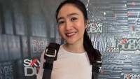 Febby Rastanty skydiving di Dubai. Ini momen saat dia siap-siap ke pesawat. (Foto: dok Instagram febbyrastanty)