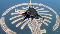 Febby Rastanty melihat Palm Jumeirah Dubai dari langit. (Foto: dok Instagram febbyrastanty)