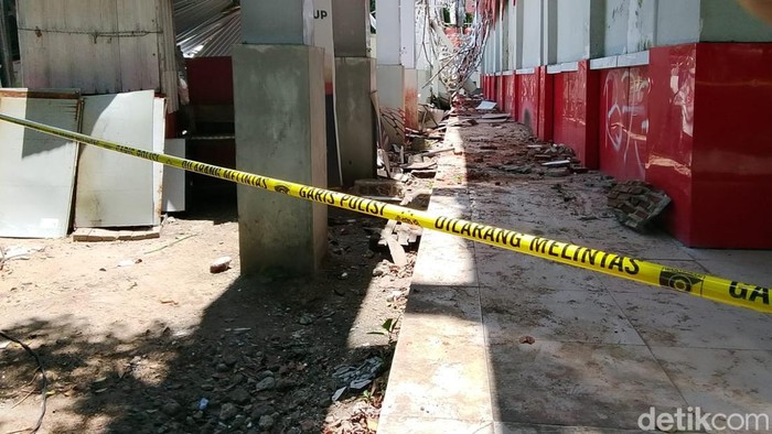 Garis polisi terpasang di luar gedung KONI Sario. Gempa itu menyebabkan satu orang korban tewas tertimpa puing bangunan. Garis polisi terpasang di luar gedung KONI Sario. Gempa itu menyebabkan satu orang korban tewas tertimpa puing bangunan.