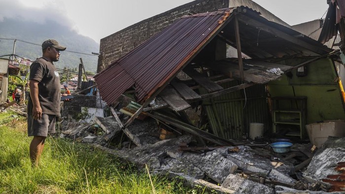 Warga mengamati rumah rusak terdampak gempa magnitudo 7,6 di Kelurahan Gambersi, Ternate, Maluku Utara, Kamis (2/4/2026). Gempa bumi yang terjadi pukul 06.48 WIT tersebut berlokasi di koordinat 1.21 lintang utara dan 126.25 bujur timur pada kedalaman