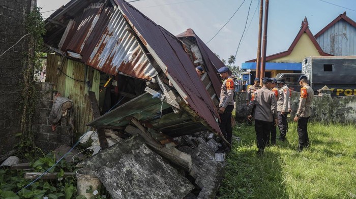 Warga mengamati rumah rusak terdampak gempa magnitudo 7,6 di Kelurahan Gambersi, Ternate, Maluku Utara, Kamis (2/4/2026). Gempa bumi yang terjadi pukul 06.48 WIT tersebut berlokasi di koordinat 1.21 lintang utara dan 126.25 bujur timur pada kedalaman 18 km di perairan Bitung, Sulawesi Utara dan Maluku Utara tersebut mengakibatkan bangunan rumah warga di Kelurahan Gambesi Ternate mengalami kerusakan ringan. ANTARA FOTO/Andri Saputra/rwa.