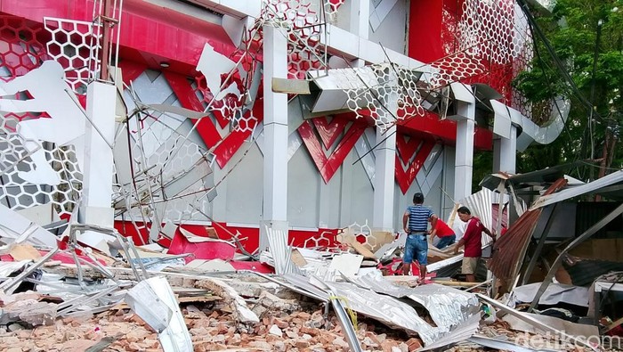 Gempa magnitudo 7,6 mengguncang Sulut dan Malut. Gempa tersebut mengakibatkan Gedung Olahraga KONI Sario di Manado rusak berat.