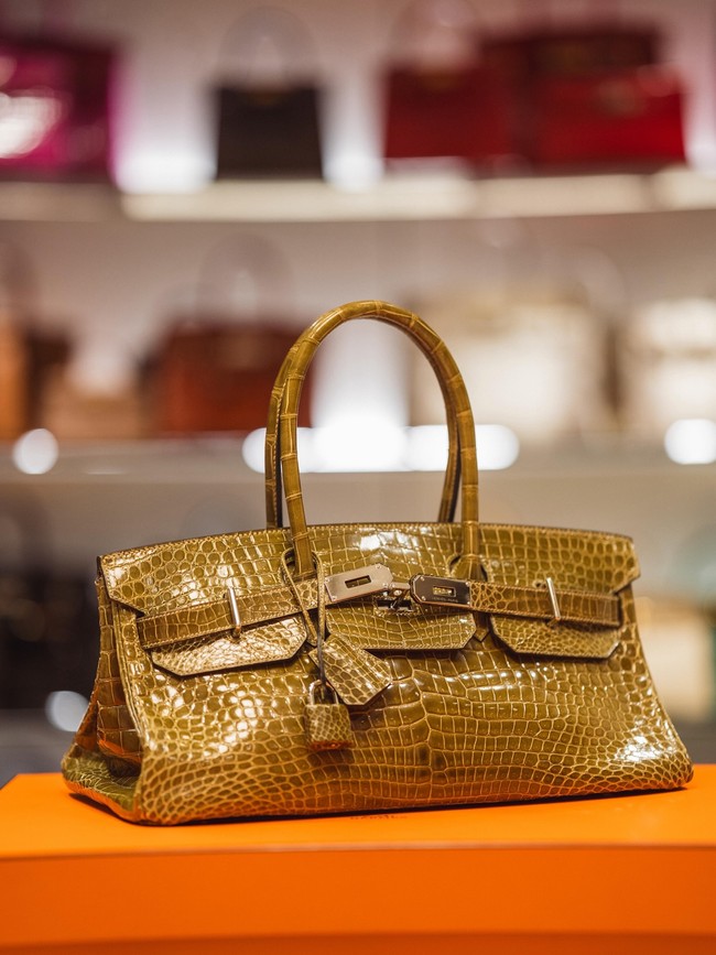 Dalam postingan, Georgina menampakkan tas Hermès langka JPG Shoulder Birkin 42 langka secara detail. Dilaporkan tas bermaterial kulit buaya tersebut hanya tersedia di pasar second hand. Foto: Instagram @georginagio