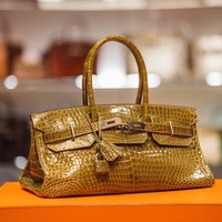 Dalam postingan, Georgina menampakkan tas Hermès langka JPG Shoulder Birkin 42 langka secara detail. Dilaporkan tas bermaterial kulit buaya tersebut hanya tersedia di pasar second hand. Foto: Instagram @georginagio