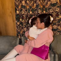 Putri kecilnya juga sudah mengikuti jejak sang ibu. Sebuah postingan menunjukkan bagaimana ia memegang dua tas Hermes Birkin mini yang diduga miliknya sendiri.Foto: Instagram @georginagio