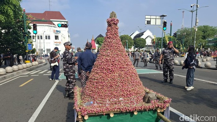 Gunungan bawang merah mewarnai acara kirab HUT Sri Sultan Hamengkubuwono X di kawasan Titik Nol, Kota Jogja, Kamis (2/4/2026).
