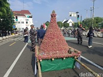Gunungan Brambang 1 Kuintal dari Bantul Meriahkan Kirab HUT Sultan HB X