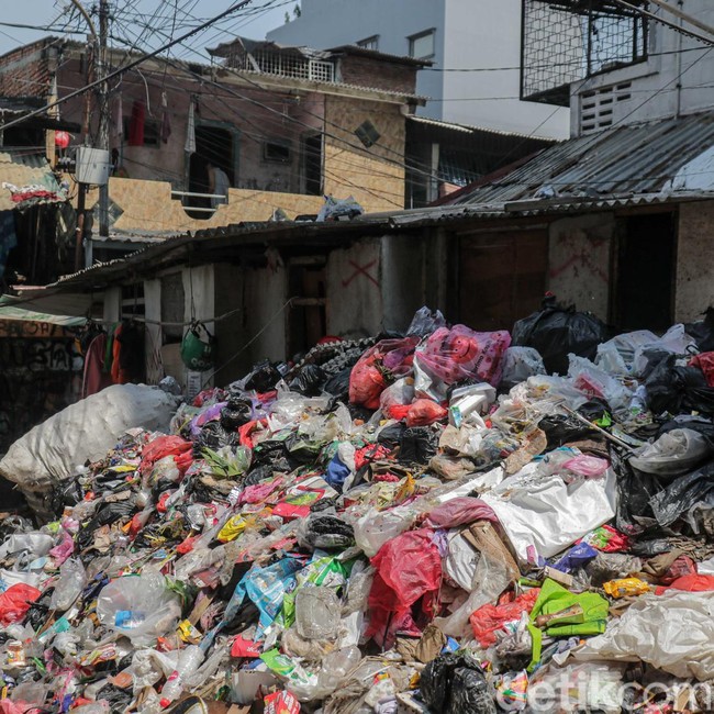 Gunungan Sampah di Rusunawa Tambora Picu Keluhan Warga