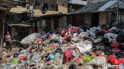 Gunungan Sampah di Rusunawa Tambora Picu Keluhan Warga