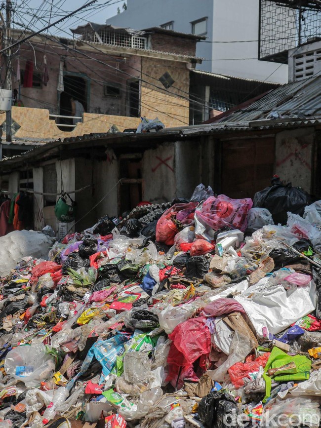 Gunungan Sampah di Rusunawa Tambora Picu Keluhan Warga