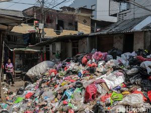 Gunungan Sampah di Rusunawa Tambora Picu Keluhan Warga