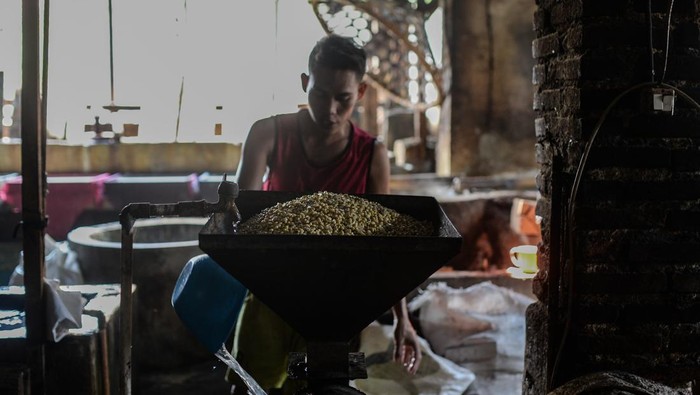 Pekerja menggoreng tahu di sebuah pabrik di Kota Serang, Banten, Kamis (2/4/2026). Produsen tahu setempat mengeluhkan kenaikan harga kedelai dari sebelumnya Rp8.000 per kilogram menjadi Rp10.500 per kilogram sehingga menaikkan harga jual tahu kepada agen dan di pasaran. ANTARA FOTO/Muhammad Bagus Khoirunas/wsj.