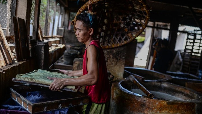 Pekerja menggoreng tahu di sebuah pabrik di Kota Serang, Banten, Kamis (2/4/2026). Produsen tahu setempat mengeluhkan kenaikan harga kedelai dari sebelumnya Rp8.000 per kilogram menjadi Rp10.500 per kilogram sehingga menaikkan harga jual tahu kepada agen dan di pasaran. ANTARA FOTO/Muhammad Bagus Khoirunas/wsj.