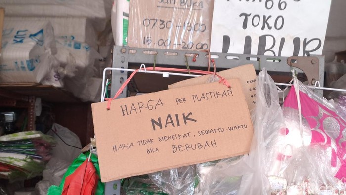 Sejumlah pedagang di Kota Semarang mengeluhkan kenaikan harga plastik yang menyebabkan penurunan keuntungan.
