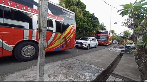 Hindari kemacetan menuju Pelabuhan Gilimanuk, bus dan truk besar masuk gang di Kelurahan Gilimanuk, Jembrana, Bali, Rabu (1/4/2026). (Dok. Lurah Gilimanuk)