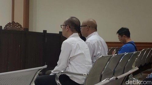 I Ketut Sukarta dan I Wayan Nonok Aryasa, dua terdakwa dinyatakan tidak bersalah dalam dugaan korupsi beras ASN Perumda Dharma Santhika Tabanan, Kamis (2/4/2026).(Foto: Wibhi Leksono/detikBali)