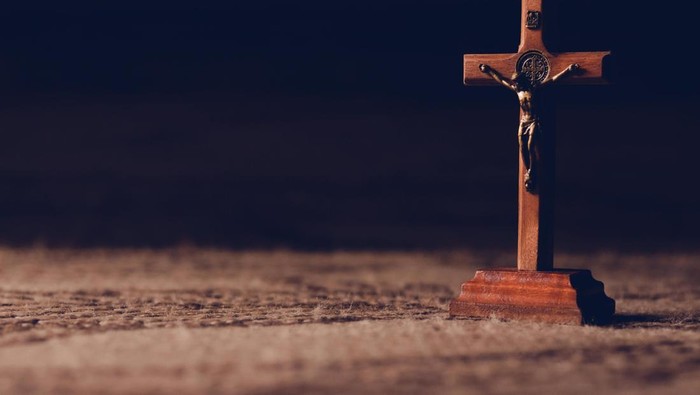 Ketentuan libur Jumat Agung 2026 berdasarkan SKB 3 Menteri dan jadwal long weekend-nya.