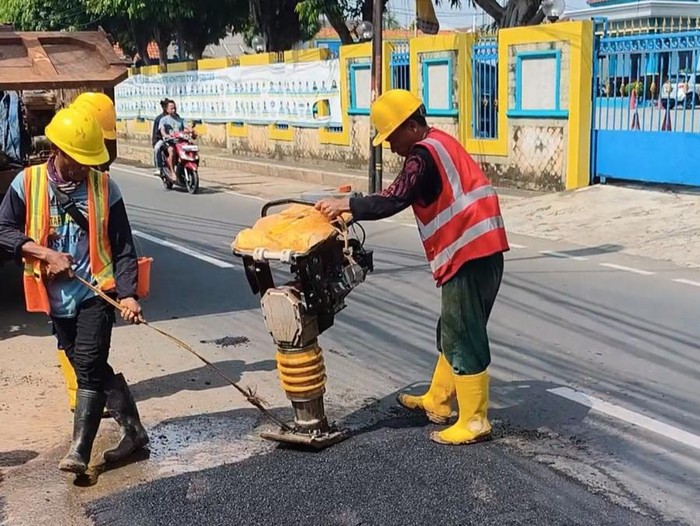 Ilustrasi penambalan jalan