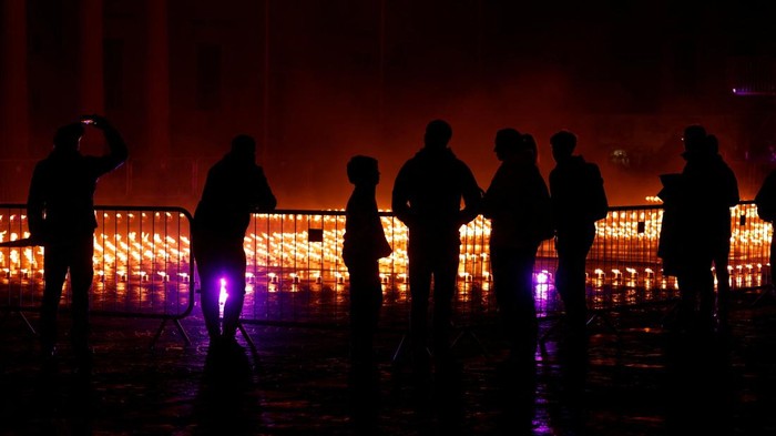 Instalasi berbentuk simbol Ekaristi dari ratusan api ditampilkan dalam perayaan Pekan Suci di Valletta, Malta. REUTERS/Darrin Zammit Lupi