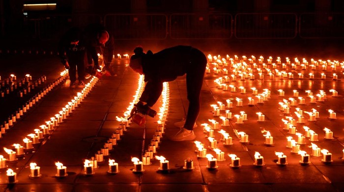 Instalasi berbentuk simbol Ekaristi dari ratusan api ditampilkan dalam perayaan Pekan Suci di Valletta, Malta. REUTERS/Darrin Zammit Lupi