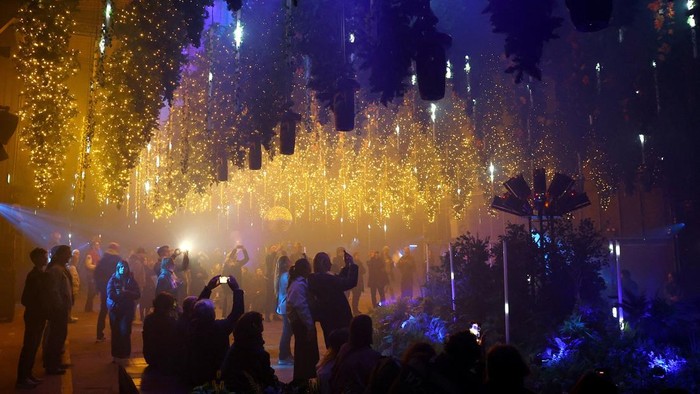 Instalasi karya Christopher Bauder di Berlin menggabungkan cahaya, suara, dan elemen kinetik dalam pengalaman imersif bertema musim. REUTERS/Lisi Niesner