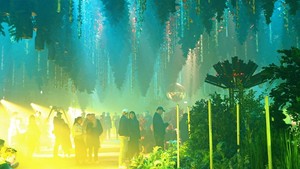 “Forest Seasons” menggabungkan motif alam, arsitektur industri, dan seni cahaya kinetik dalam satu komposisi berskala besar yang dapat dijelajahi pengunjung. REUTERS/Lisi Niesner