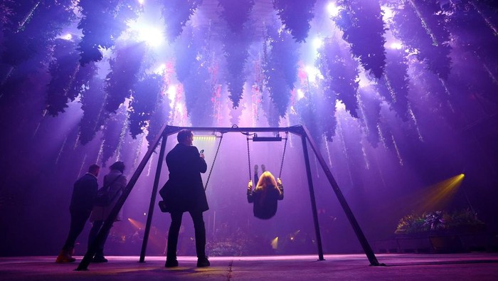 Instalasi karya Christopher Bauder di Berlin menggabungkan cahaya, suara, dan elemen kinetik dalam pengalaman imersif bertema musim. REUTERS/Lisi Niesner