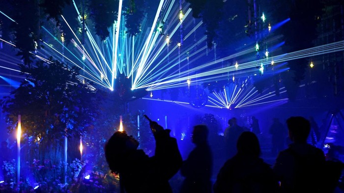 Instalasi karya Christopher Bauder di Berlin menggabungkan cahaya, suara, dan elemen kinetik dalam pengalaman imersif bertema musim. REUTERS/Lisi Niesner