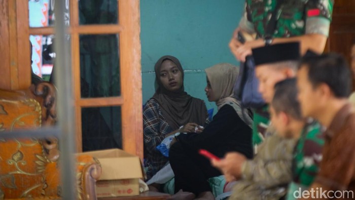 Momen kedatangan istri almarhum Praka Farizal Rhomadhon di rumah duka, Padukuhan Ledok, Kalurahan Sidorejo, Lendah, Kulon Progo, Kamis (2/4/2026)