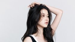 Gaya Santuy dan Simple IU di Foto Profil Terbaru