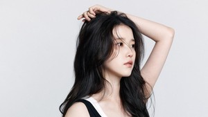 Di foto berbeda, IU pakai tank top double warna putih-hitam masih dipadu jeans yang sama. (Foto: dok. EDAM Entertainment)