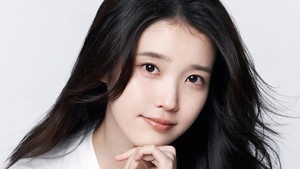 IU tampil dengan rambut digerai lepas dengan makeup natural. (Foto: dok. EDAM Entertainment)