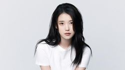 Gaya Santuy dan Simple IU di Foto Profil Terbaru