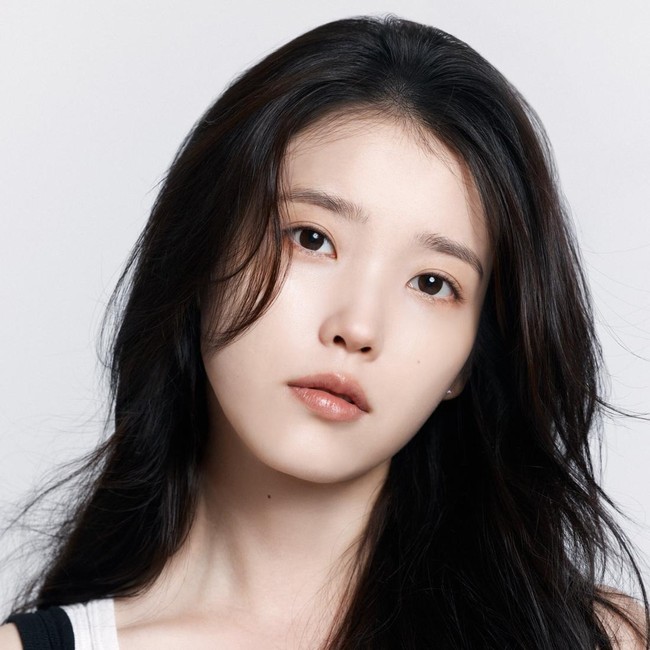 Gaya Santuy dan Simple IU di Foto Profil Terbaru