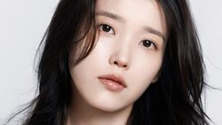 Gaya Santuy dan Simple IU di Foto Profil Terbaru