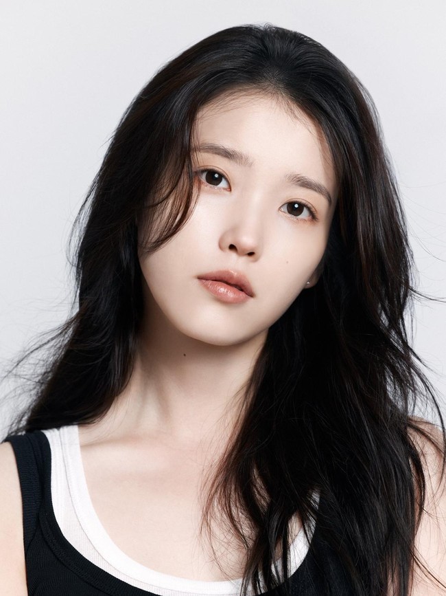 Gaya Santuy dan Simple IU di Foto Profil Terbaru