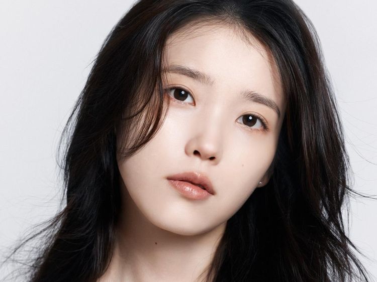 Gaya Santuy dan Simple IU di Foto Profil Terbaru