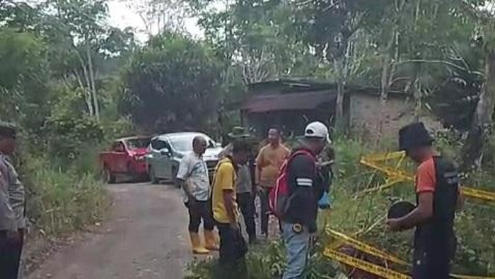 Jalan penghubung desa di OKU Selatan longsor.
