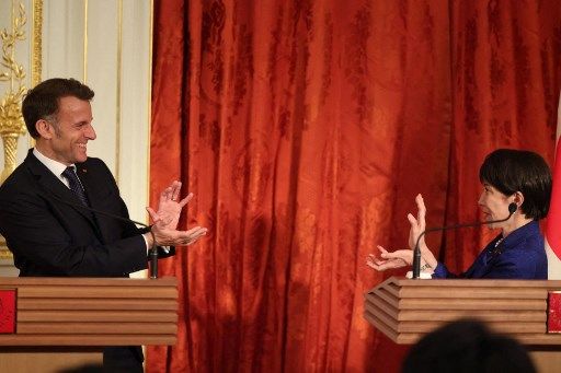 JAPAN-FRANCE-DIPLOMACY Japan's Prime Minister Sanae Takaichi (R) and French President Emmanuel Macron react during a press conference at Akasaka Palace in Tokyo on April 1, 2026. (Photo by Ludovic MARIN / AFP)