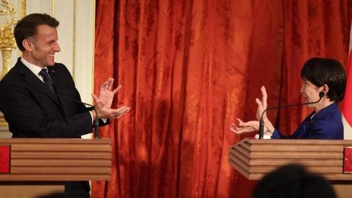 Japans Prime Minister Sanae Takaichi (R) and French President Emmanuel Macron react during a press conference at Akasaka Palace in Tokyo on April 1, 2026. (Photo by Ludovic MARIN / AFP)