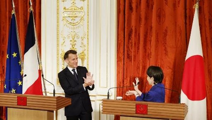 PM Jepang Adu Kamehameha Ala Dragon Ball Saat Bertemu Presiden Prancis