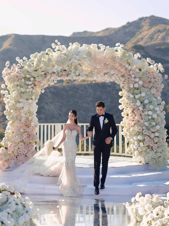 Jeffrey Kung adalah penyanyi asal Taiwan yang baru mempersunting sosialita Malaysia, Eunice Jaymie Tan. Perayaan cinta mereka digelar dua kali. Foto: Instagram