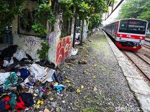 Stasiun Mampang Terbengkalai, Kini Tinggal Rangka dan Penuh Sampah