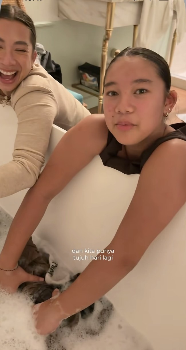 Putri sulungnya, Kiyomi, tampak membantu sang mama untuk mengucek baju-baju kotor mereka di dalam bathtub. Reality. Who can relate ? tulis keterangan unggahan. Foto: Instagram/@jenniferbachdim