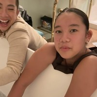 Putri sulungnya, Kiyomi, tampak membantu sang mama untuk mengucek baju-baju kotor mereka di dalam bathtub. Reality. Who can relate ? tulis keterangan unggahan. Foto: Instagram/@jenniferbachdim