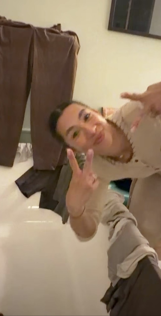 Momen Jennifer mencuci pakaian di bathtub itu pun langsung jadi sorotan dan dibanjiri beragam komentar. Ternyata mereka adalah kita , tulis salah satu komentar. Akhirnya ada aktivitas yg samaan kyk mamajen ya, tambah netizen lain. Foto: Instagram/@jenniferbachdim