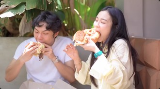 Cicip Aldi's Burger, Jessica Jane: Murah Banget Sih!