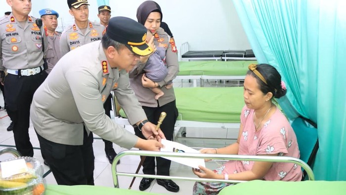 Kapolres Metro Bekasi Kota Kombes Kusumo Wahyu Bintoro menjenguk para korban kebakaran SPBE Cimuning yang dirawat di RS, Kamis (2/4/2026).