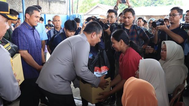 Kapolres Metro Bekasi Kota Kombes Kusumo Wahyu Bintoro menjenguk para korban kebakaran SPBE Cimuning yang dirawat di RS, Kamis (2/4/2026).